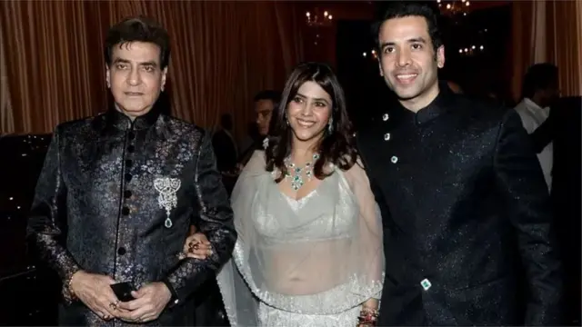 اپنی بیٹی ایکتا کپور اور بیٹے اور اداکار تشار کپور کے ساتھ جیتیندر