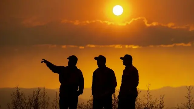 કૅલિફૉર્નિયાની ખીણમાં, પર્વતો અને રણવિસ્તારમાં તાપમાન સતત વધી રહ્યું છે, વિવિધ વિસ્તારોમાં સૂકો ગરમ પવન ફૂંકાવા અને વિજળી ચમકવાને કારણે આગ લાગી છે અને અગ્નિશમન વિભાગે મુશ્કેલીનો સામનો કરવો પડી રહ્યો છે.