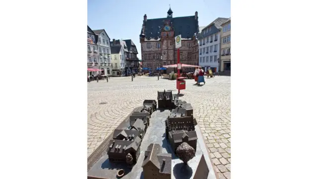 تحتوي العديد من المعالم في جميع أنحاء المدينة على نماذج مقياس مفصلة للزوار الذين يعانون من ضعف البصر