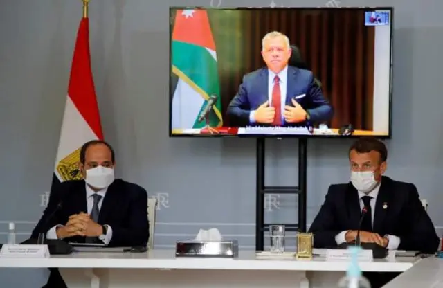 Rais Macron (kulia) pamoja na Abdel Fattah Al-Sisi (kushoto) wa Misri