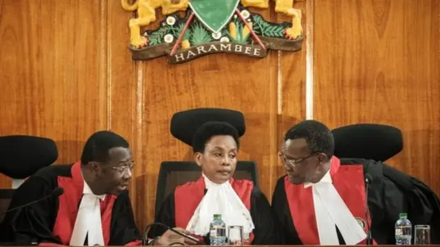 Naibu Jaji mkuu Kenya Philomena Mwilu (Katikati)