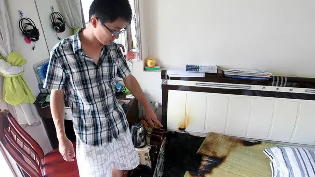 পুড়ে যাওয়া বিছানা দেখাচ্ছেন ওয়াং কাই।