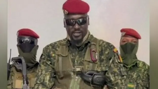 Le Lieutenant-Colonel Mamady Doumbouya s'exprimant après le putsch