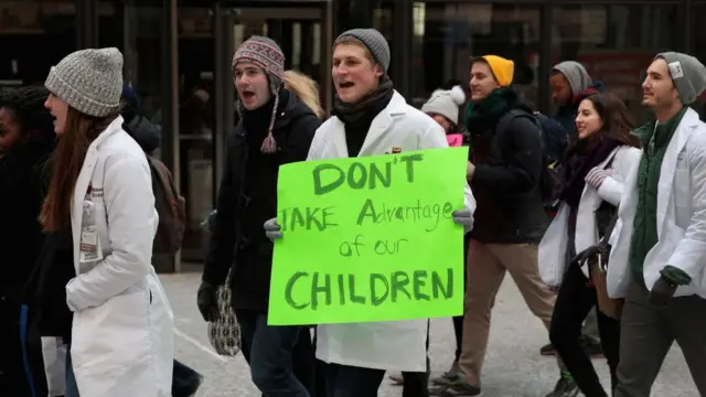 Protesta para pedir que se renueve el financiamiento del CHIP.