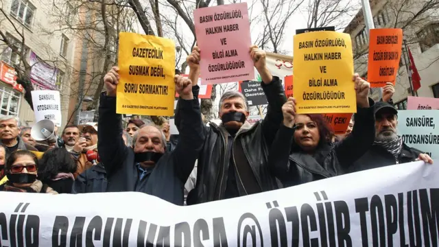 Ankara'da 2014'te düzenlenen bir ifade özgürlüğü gösterisinde protestocuların ellerinde 'Gazetecilik, susmak değil soru sormaktır' yazılı pankartlar var.
