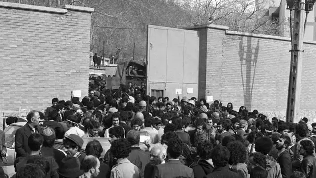 تصرف اوین در جریان انقلاب ۱۳۵۷؛ آزادی زندانیان سیاسی و منع شکنجه یکی از شعارها و خواستهای اصلی انقلابیون بود