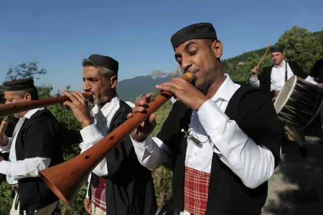 Drugi dan svedbe započinje odlaskom mlaloženje i njegove najbliže rodbine do seoskog groblja kako bi odali počast precima. Formira se povorka praćena muzičarima.