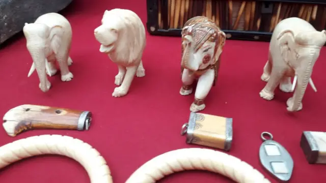 யானை தந்தத்தில் செய்யப்பட்ட விலங்கு பொம்மைகள்