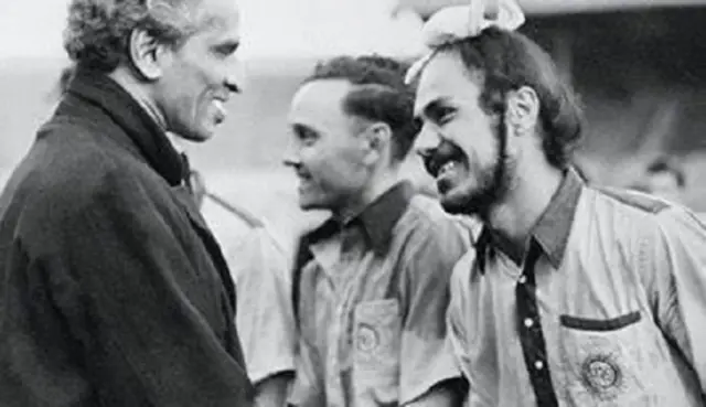 વર્ષ 1948ના ઑલિમ્પિકમાં બલબીર સિંહ સાથે હાથ મેળવતાં લંડનમાં તે વખતના ભારતના ઉચ્ચ કમિશનર કૃષ્ણ મેનન