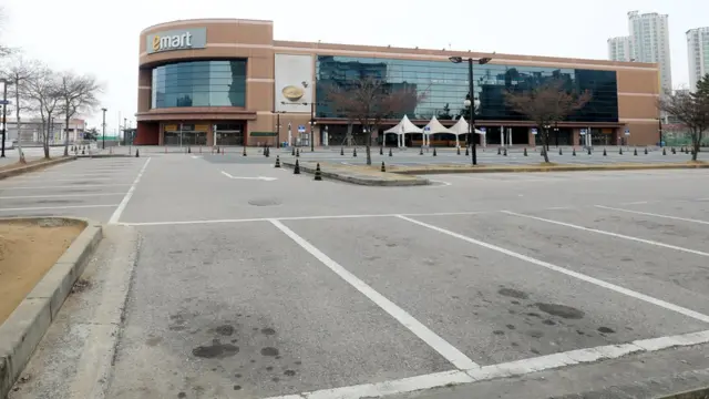 8번째 확진자가 다녀간 것으로 알려진 이마트 군산점도 영업을 중단했다