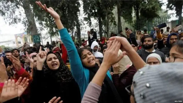 विरोध प्रदर्शन करते लोग