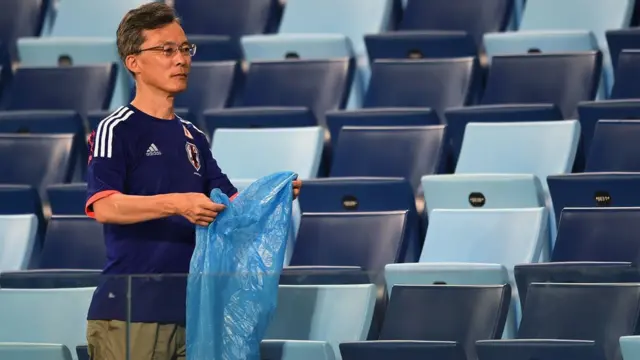 Torcedor do Japão segura sacofortaleza x ceara palpites betlixo para recolher sujeira após jogo na Copa da Rússia