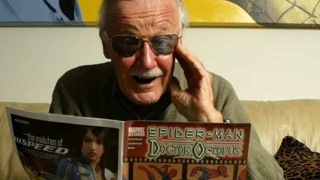 Stan Lee com uma revistaesporte sortequadrinhos