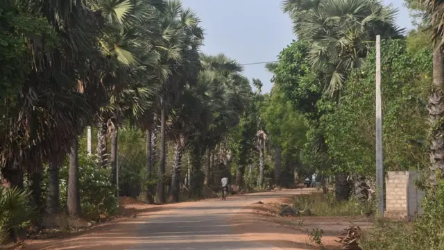 යුද ගිනි නිවා ලිප ගිනි දැල්වූ යුවළක්