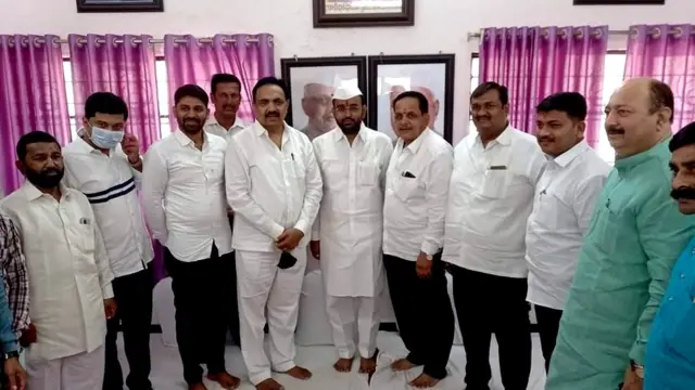 उमेदवारी अर्ज भरण्यासाठी भगीरथ भालके यांनी त्यांचे वडील भारत भालके यांच्या सारखी टोपी आणि पोषाख घातला होता