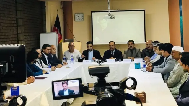 په کابل کې د دې غونډې تنظیموونکي کمیسون په یوه خبري کنفرانس کې وویل حکومت د ولسواکۍ شعار ورکوي خو د دوی "سوله ییزې" غونډې ته يې د اجازې په نه ورکولو سره د اساسي قانون او د بیان د ازادۍ خلاف کار کړی دی.