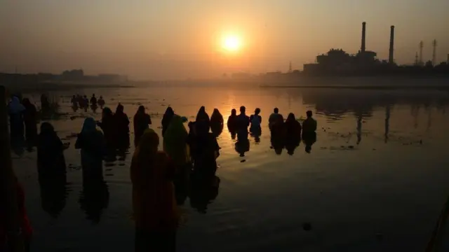 સાબરમતી નદીમાં શ્રદ્ધાળુઓ