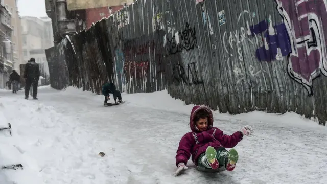 Güclü qardan sonra Türkiyənin bir rayonunda məktəblər tətilə buraxılıb. Bəzi uşaqlar gözlənilməz tətili kirşə sürərək keçirirlər.