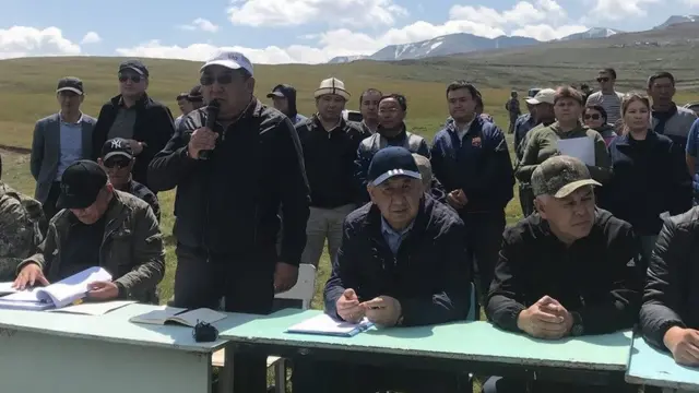 Солтон-Сары жайлоосундагы жыйын. Сүйлөп жактан облус жетекчиси Аманбай Кайыпов, Биринчи вице-премьер-министр Кубатбек Боронов, Айлана-чөйрөнү коргоо агенттигинин жетекчиси Абдыкалык Рустамов жана башкалар