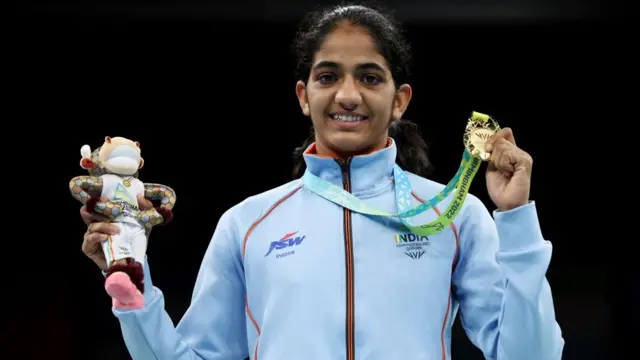 குத்துச்சண்டை போட்டியில் குறைந்தபட்ச எடை பிரிவில் பங்குபெற்ற நீட்டு கங்கா தங்கம் வென்றார்.