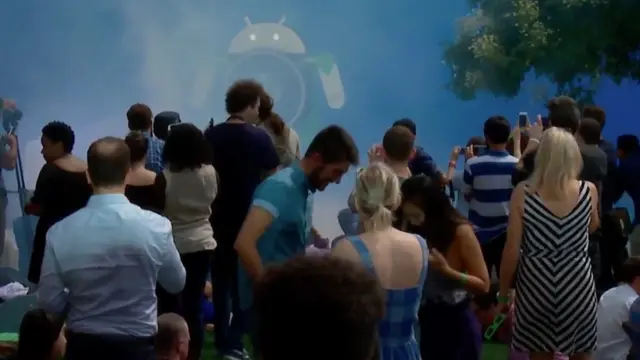 أشخاص في حفل بإحدى حدائق نيويورك