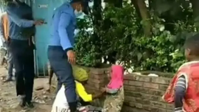 ፖሊሶች ግለሰቧን ሲደበድቡ