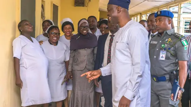 Gomina Seyi Makinde n ba awọn osisẹ ile iwosan se awada