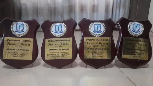 Awọn ami ẹyẹ ti Chisom gba