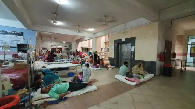 মুগদা জেনারেল হাসপাতালেওয়ার্ডের সামনের খোলা জায়গায়ও ডেঙ্গু রোগীদের ভিড়