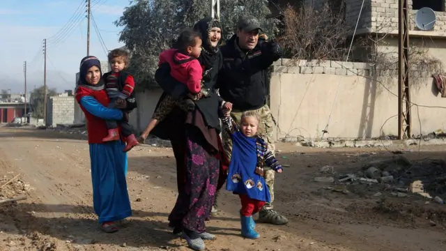 صورة مدنيين يفرون من القتال