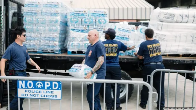 न्यु ऑरलन्स परिसरात मदत सामग्री जमा करून ठेवताना यंत्रणा