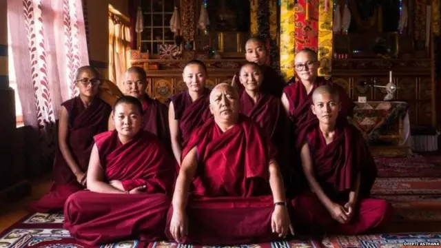 डॉ. पाल्मो आणि बौद्ध दर्शनाचा अभ्यास करणारे भिक्खू.