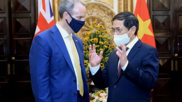 Bộ trưởng Ngoại giao Bùi Thanh Sơn và Ngoại trưởng Anh Dominic Raab.