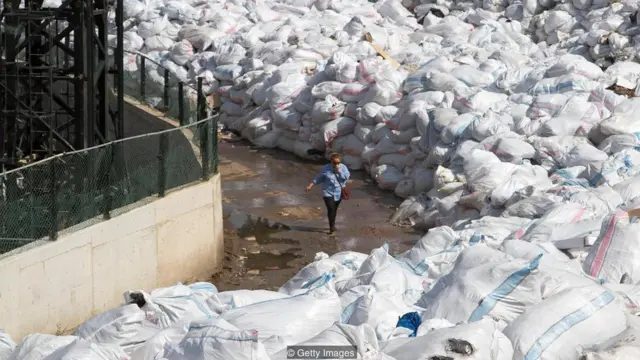 Tumpukan sampah berjejer di sepanjang pinggiran kota Beirut.