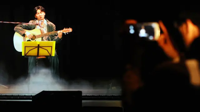 홀로그램으로 '노래 부르는 김광석'