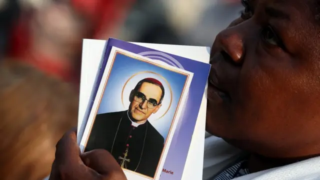 Salvadoreña en la plaza San Pedro