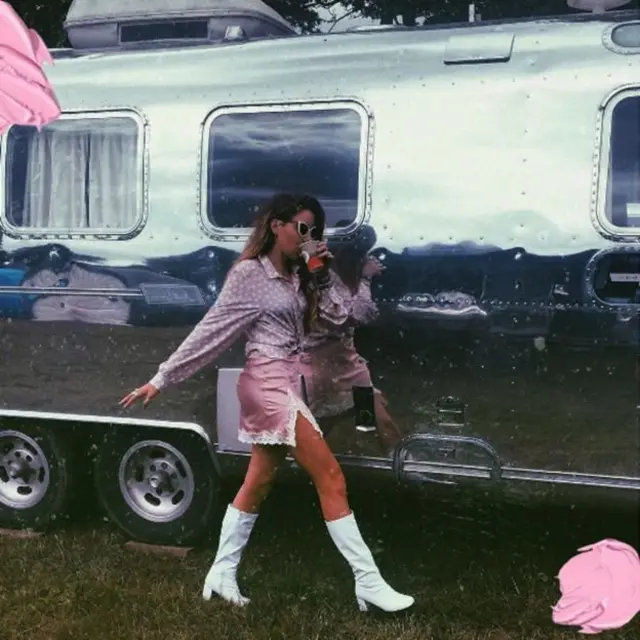 குட்டைப் பாவாடைக்கு கீழிருந்து எடுக்கப்பட்ட புகைப்படம்