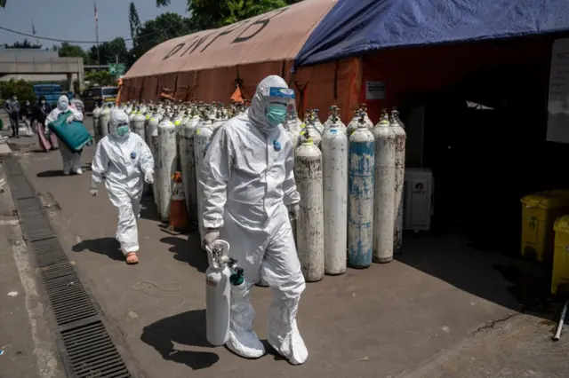 Petugas kesehatan dan oksigen kosong