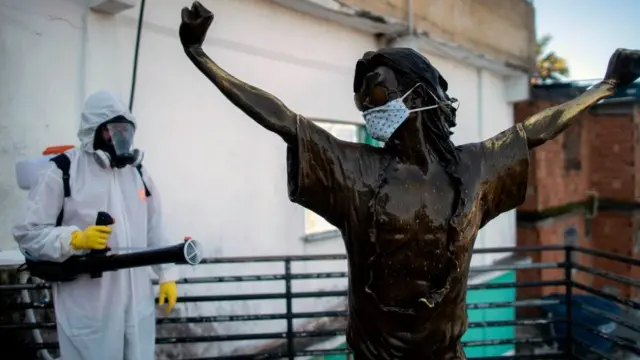 બ્રાઝિલમાં માઇકલ જેક્સનના પૂતળાને સૅનિટાઇઝ કરી રહેલા આરોગ્યકર્મી