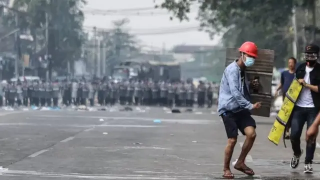 ဖေ့စ်ဘွတ်ခ်နဲ့ လူမှုကွန်ရက်တွေကနေ စုစည်းပြီး ဆန္ဒပြနေမှုတွေ ရှိခဲ့