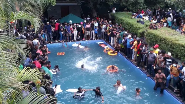 প্রেসিডেন্ট প্রাসাদের সুইমিং পুলে সাঁতার কাটছেন বিক্ষোভকারীরা