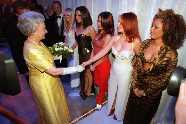 A rainha cumprimenta Geri Halliwell (Ginger Spice)