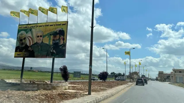 مسير بعلبك پر است از پرچمهاى انتخاباتى حزبالله با شعار "مىمانيم، حمايت مىكنيم و مىسازيم"