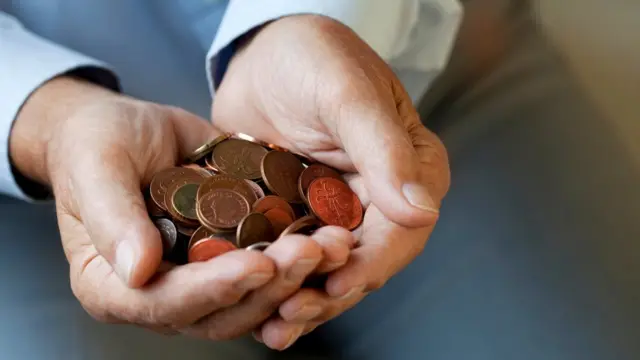 В разных странах пытаются избавиться от так называемой мелочи, прекращая чеканить новые монеты, но проблема в том, что мелочь - часть нашей культуры
