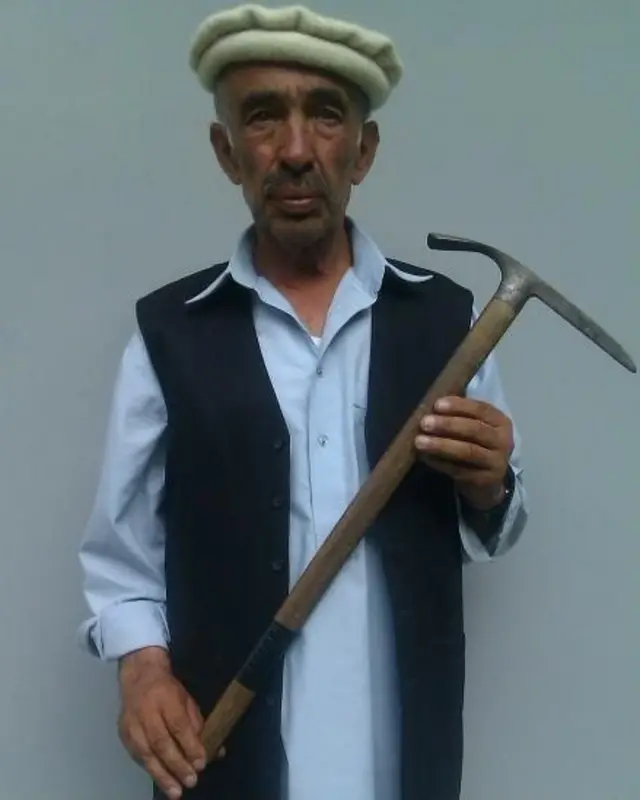 امیر مہدی کے صاحبزادے سلطان علی اپنے والد کی کے ٹو پر استعمال کی گئی کدال کے ساتھ