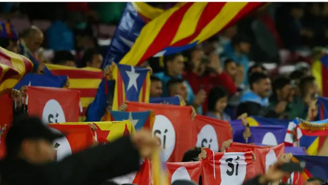 Во время матча Лиги Чемпионов между "Барселоной" и "Олимпиакос" болельщики на трибунах в столице Каталонии размахивали флагами в поддержку независимости региона