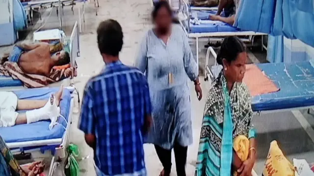 மருத்துவமனையில் அந்தப் பெண் நடந்துவரும் காட்சி பதிவாகியுள்ளது.