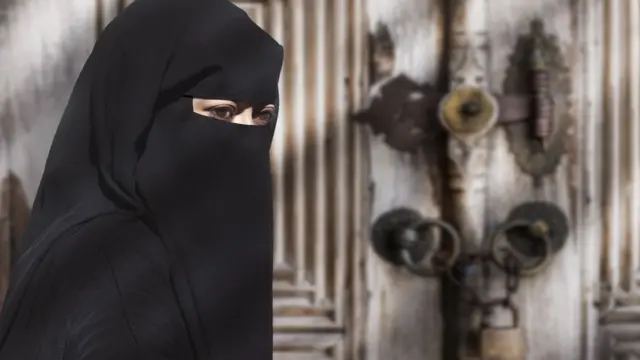 mulher uusando um niqab preto