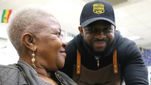 "Nous avons une relation fils-mère ... J'adore cet endroit, j'adore Nikky, je l'adore", Lucrichia Lee, 71 ans