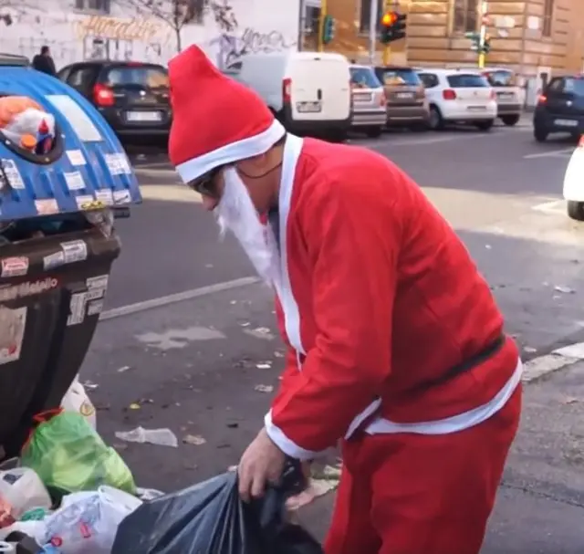 Noel Baba kılığındaki protestocu